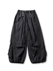 ウエストがゴム仕様のワイドカーゴパンツ、両サイドに3本のストライプが入っている