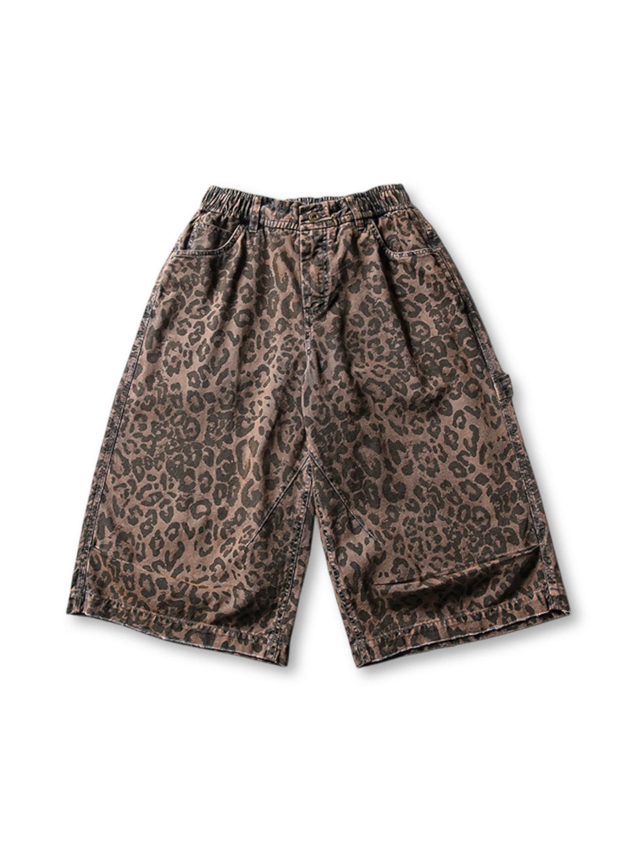 レオパード柄が全体に施された七分丈ワイドパンツ、フロントポケットとウエスト半ゴムが確認できる