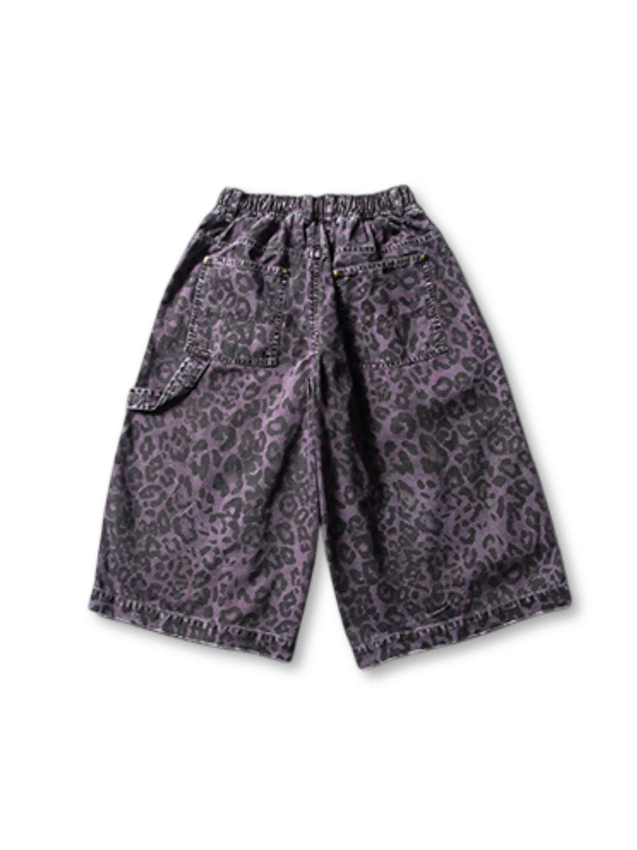 レオパード柄が全体に施された七分丈ワイドパンツ、フロントポケットとウエスト半ゴムが確認できる