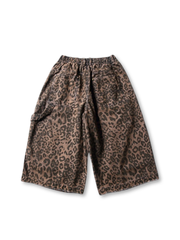 レオパード柄が全体に施された七分丈ワイドパンツ、フロントポケットとウエスト半ゴムが確認できる