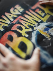 迫力あるレスリングムーブにインスパイアされたグラフィックプリントTシャツ