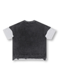 ブラックウォッシュの上層とライトグレー裏毛下層を重ねたレイヤードTシャツ前面全体