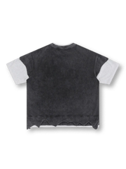 ブラックウォッシュの上層とライトグレー裏毛下層を重ねたレイヤードTシャツ前面全体