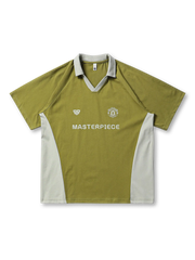 落ち着いた配色や大胆な切り替えデザインが映える機能性Tシャツ、ラグランスリーブ風のパターンが特徴