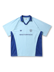 落ち着いた配色や大胆な切り替えデザインが映える機能性Tシャツ、ラグランスリーブ風のパターンが特徴