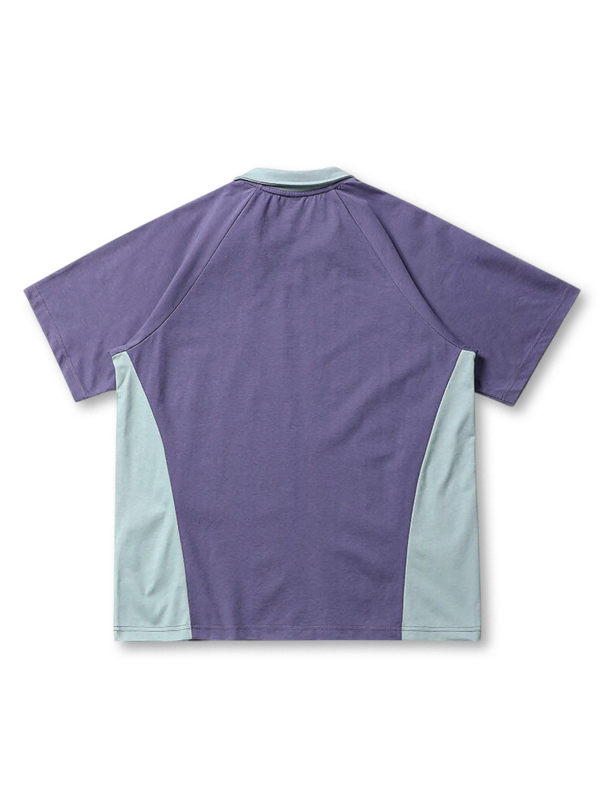 落ち着いた配色や大胆な切り替えデザインが映える機能性Tシャツ、ラグランスリーブ風のパターンが特徴