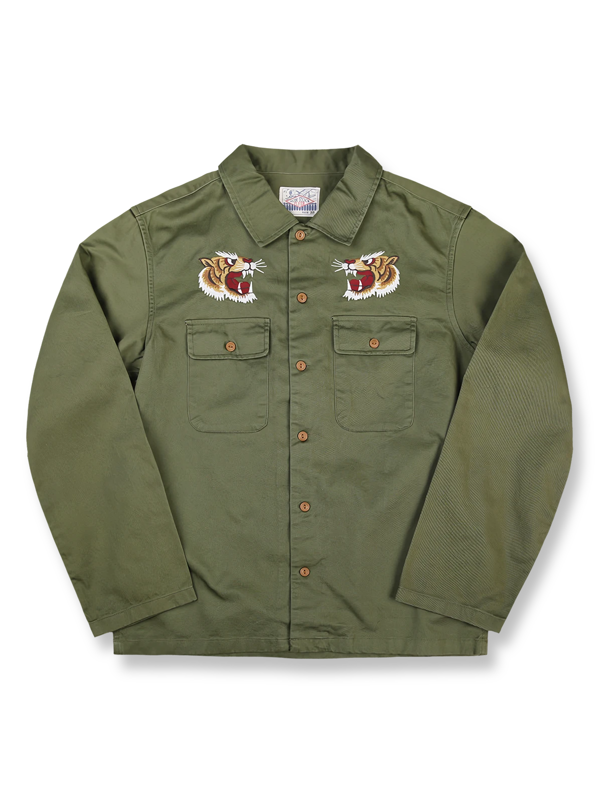 リバーシブルトラ刺繍ワークシャツの全体正面画像、トラ刺繍とフラップポケットのディテール。