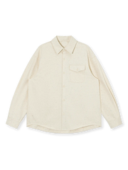 色糸入り綾織りコットンツイルのスプラッシュスピークル生地とワイドシルエットが特徴のシャツ