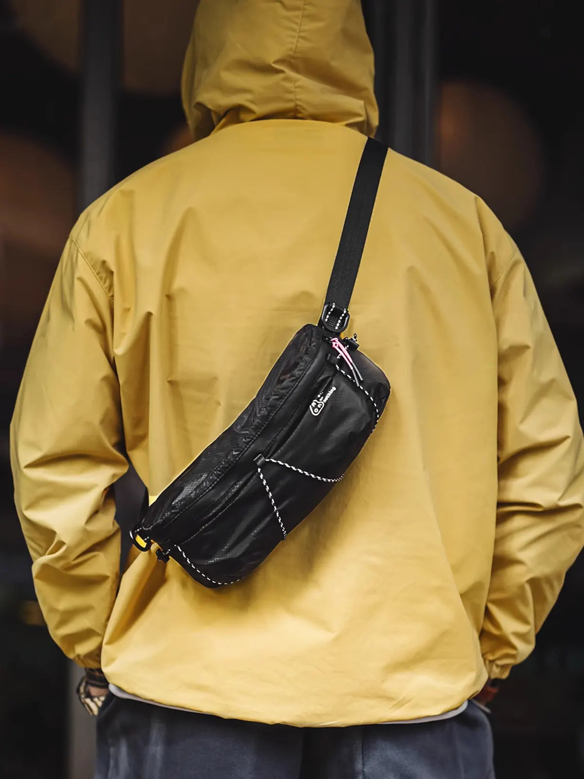 オールブラックのリップストップナイロン製ミニバッグ、ダブルヘッドジップとナイロンコードアクセント付き