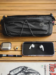 オールブラックのリップストップナイロン製ミニバッグ、ダブルヘッドジップとナイロンコードアクセント付き