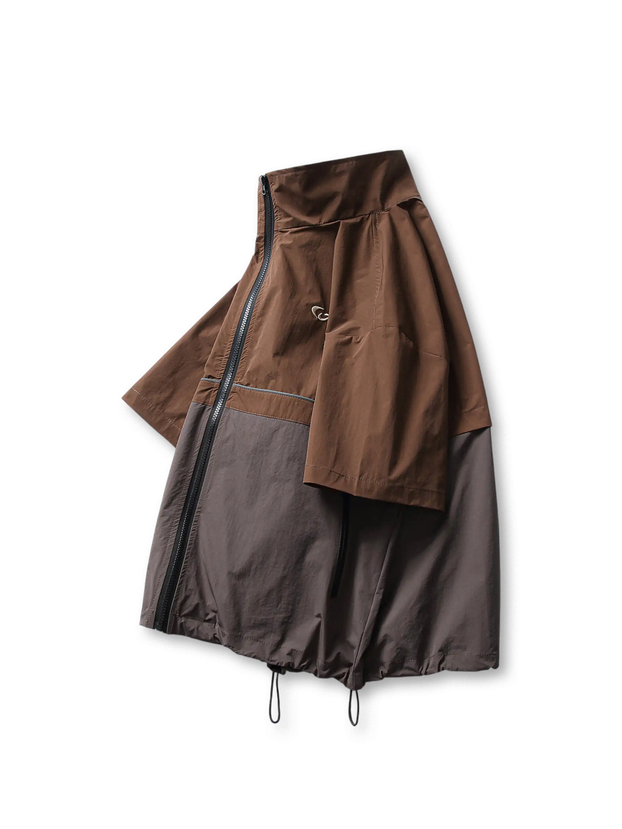 上下で色が切り替えられたショートスリーブのコーチシャツ、フロントはフルジップ仕様