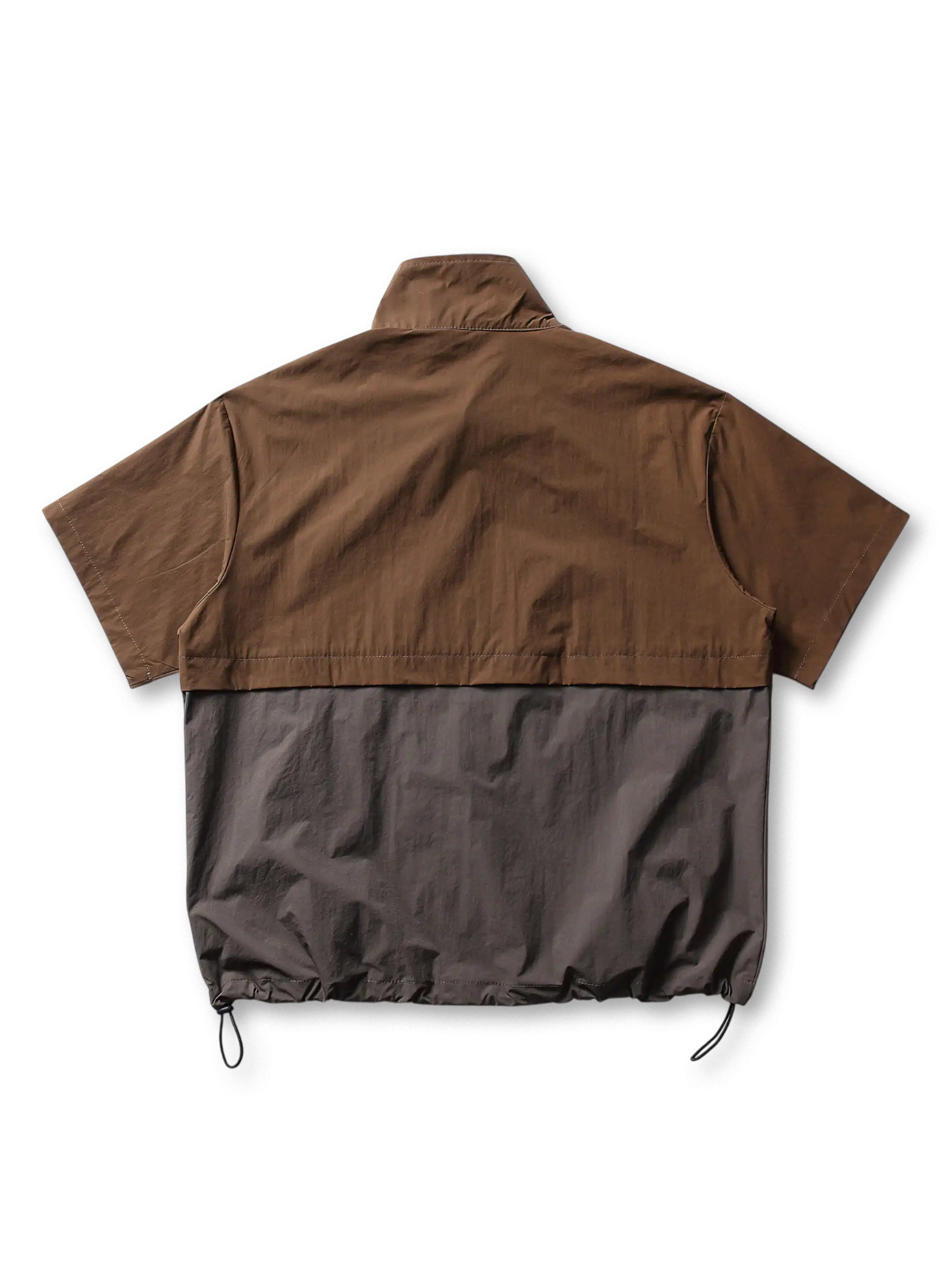 上下で色が切り替えられたショートスリーブのコーチシャツ、フロントはフルジップ仕様