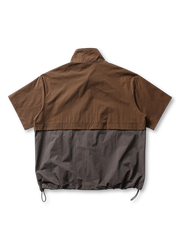 上下で色が切り替えられたショートスリーブのコーチシャツ、フロントはフルジップ仕様