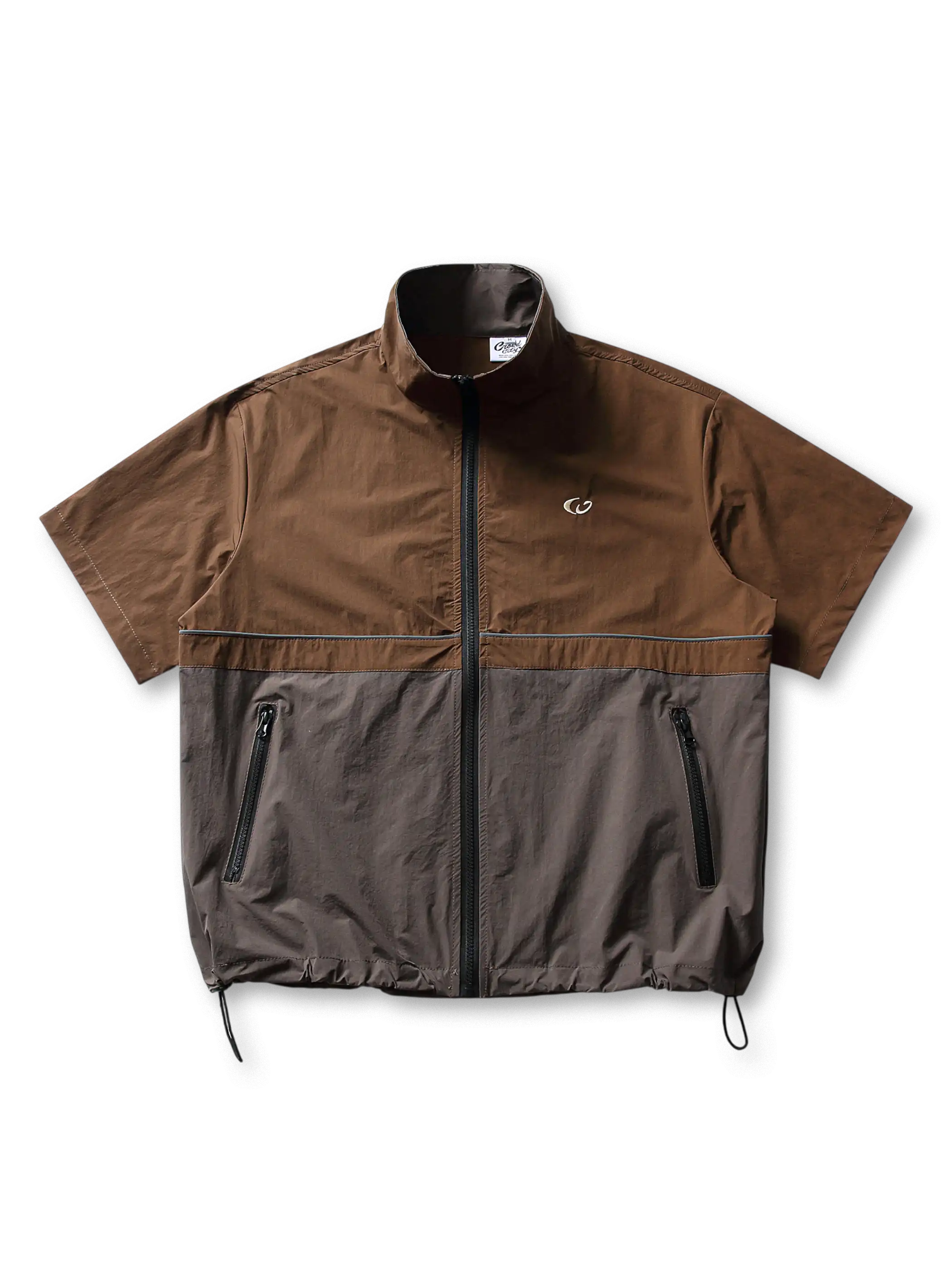 上下で色が切り替えられたショートスリーブのコーチシャツ、フロントはフルジップ仕様