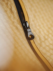 グリッド生地とジッパーのディテール