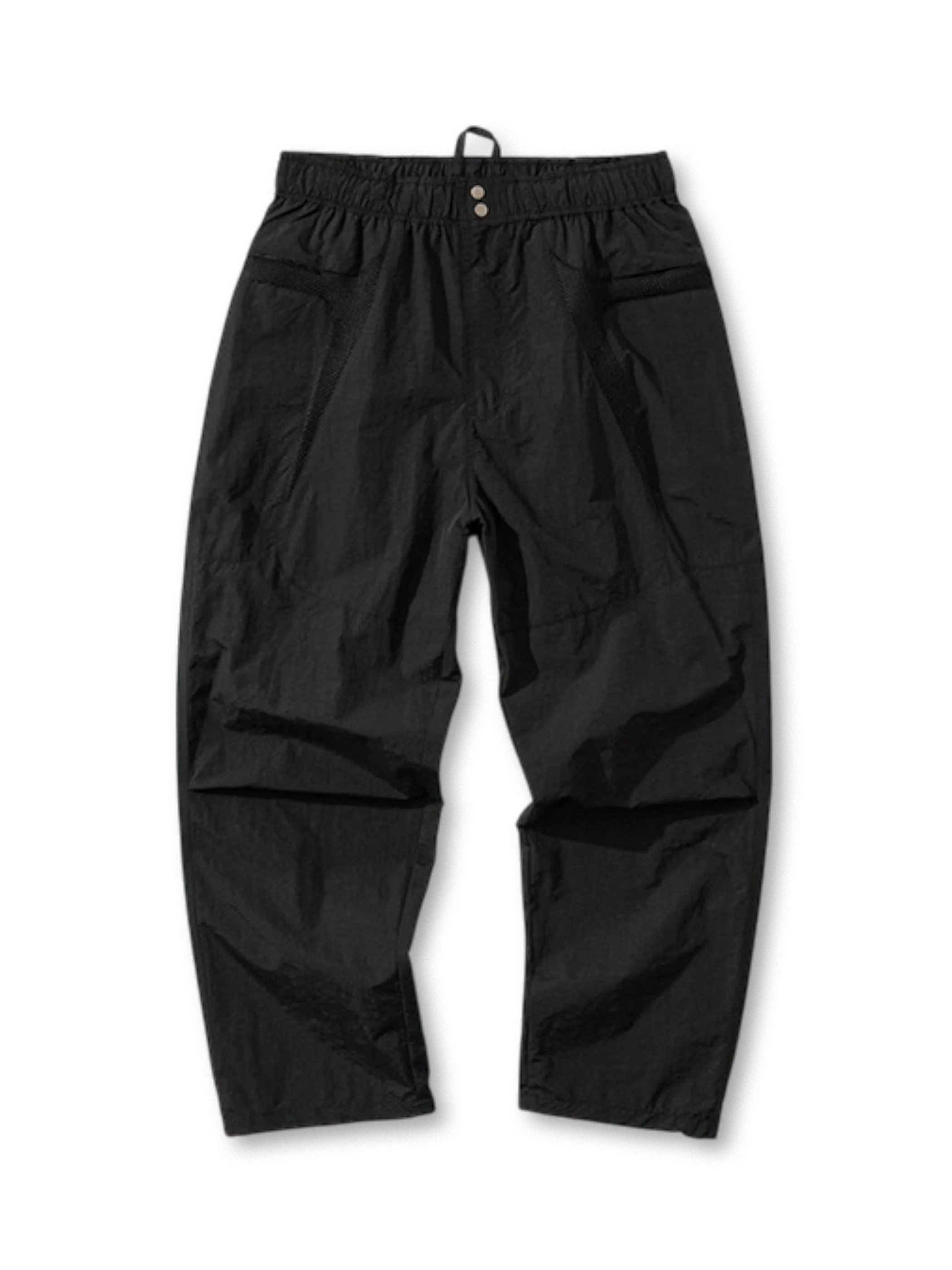 配色切り替えしが施されたナイロンパンツ全体。ウエストはゴム仕様で、ポケットや膝部分のデザインが特徴的