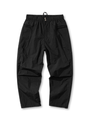 配色切り替えしが施されたナイロンパンツ全体。ウエストはゴム仕様で、ポケットや膝部分のデザインが特徴的