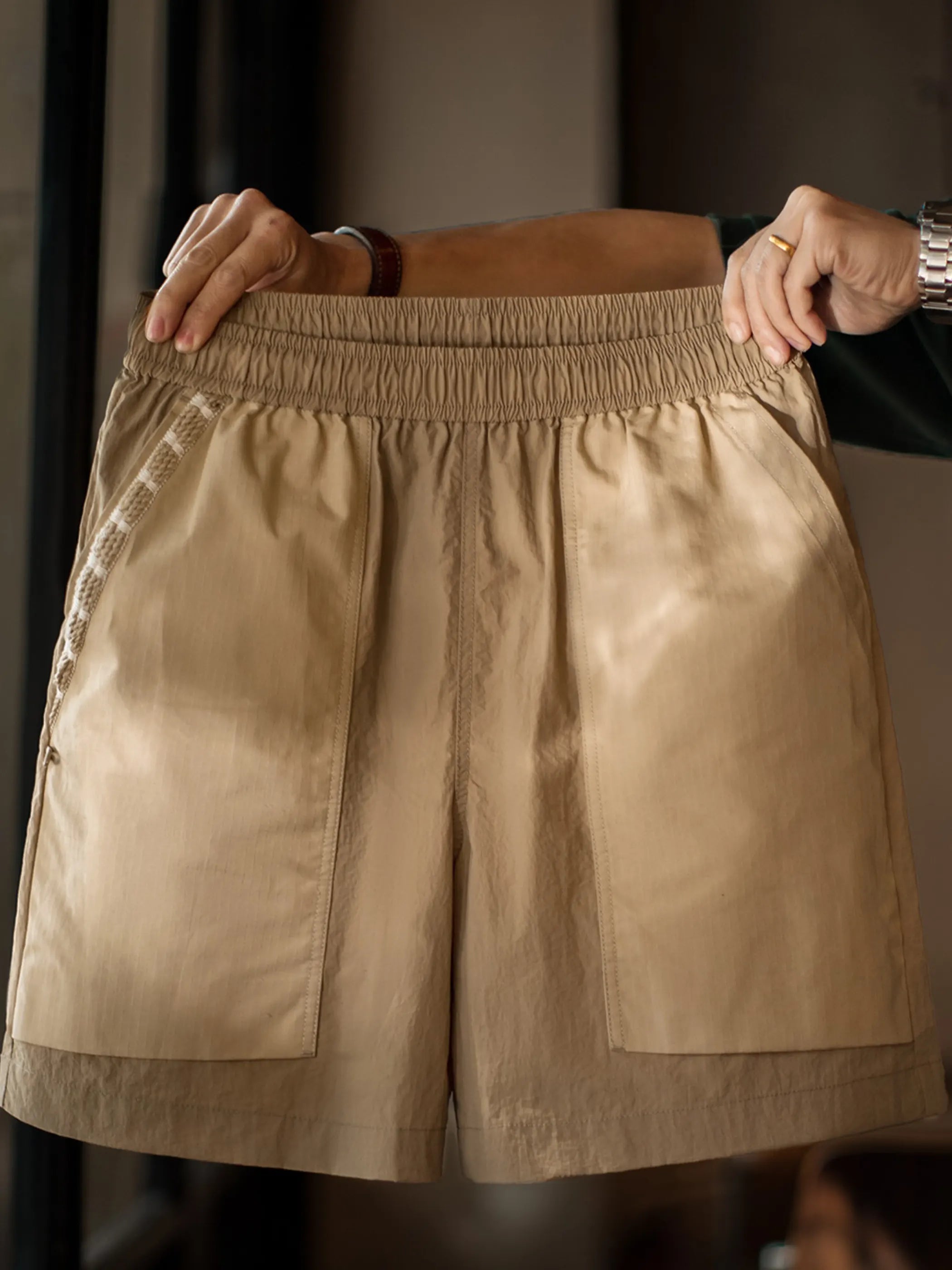 カーキ色のワイド速乾ショーツ前面全体