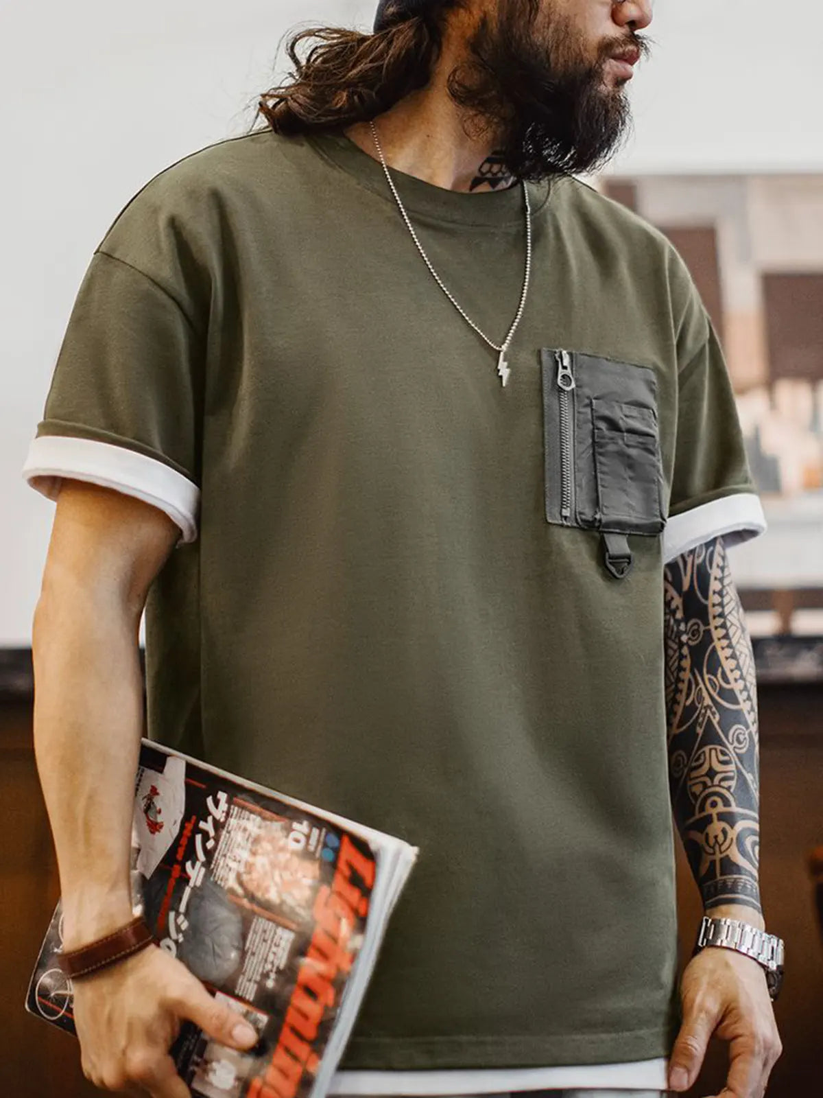 シンプルで機能的なミリタリーTシャツ