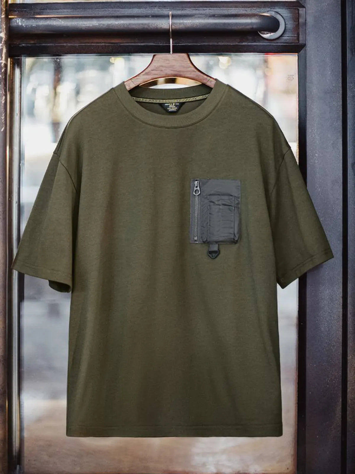 シンプルで機能的なミリタリーTシャツ