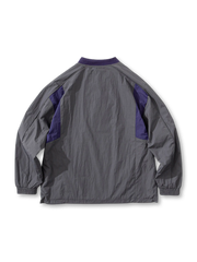 ベースボールカラーと切り替えデザインが施されたプルオーバー全体の様子