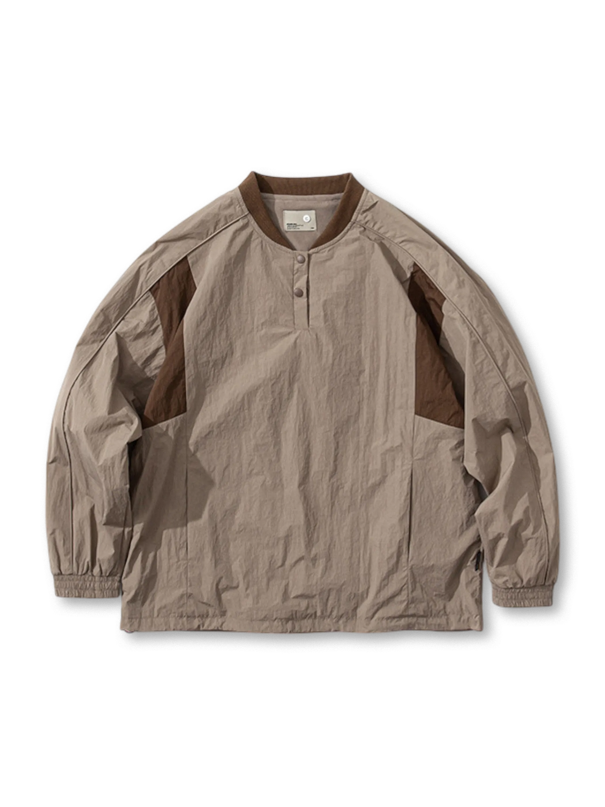 ベースボールカラーと切り替えデザインが施されたプルオーバー全体の様子