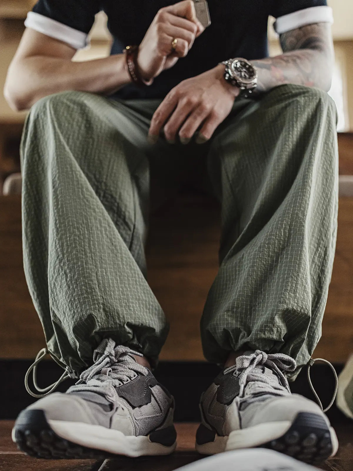 金属ボタンと裾ドローコードのディテール