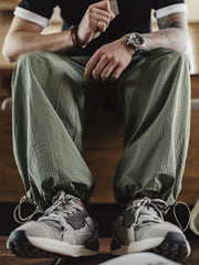 金属ボタンと裾ドローコードのディテール