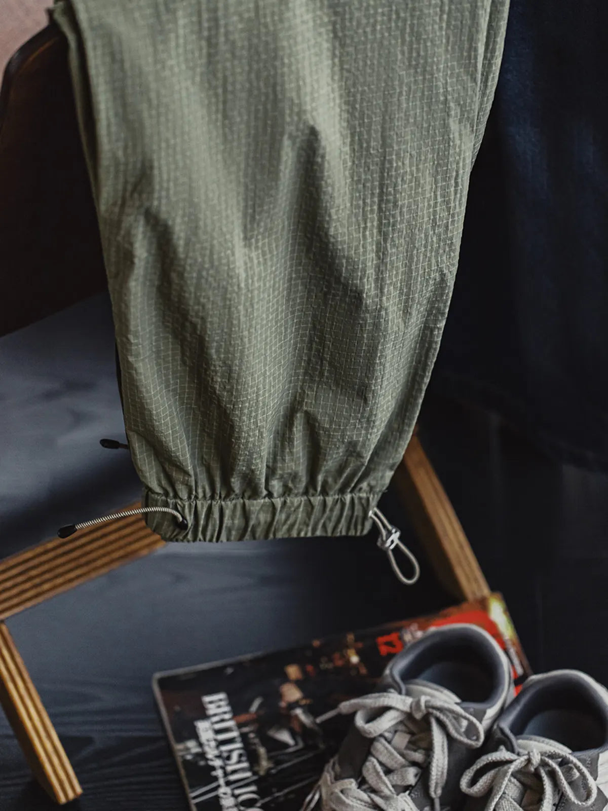 金属ボタンと裾ドローコードのディテール