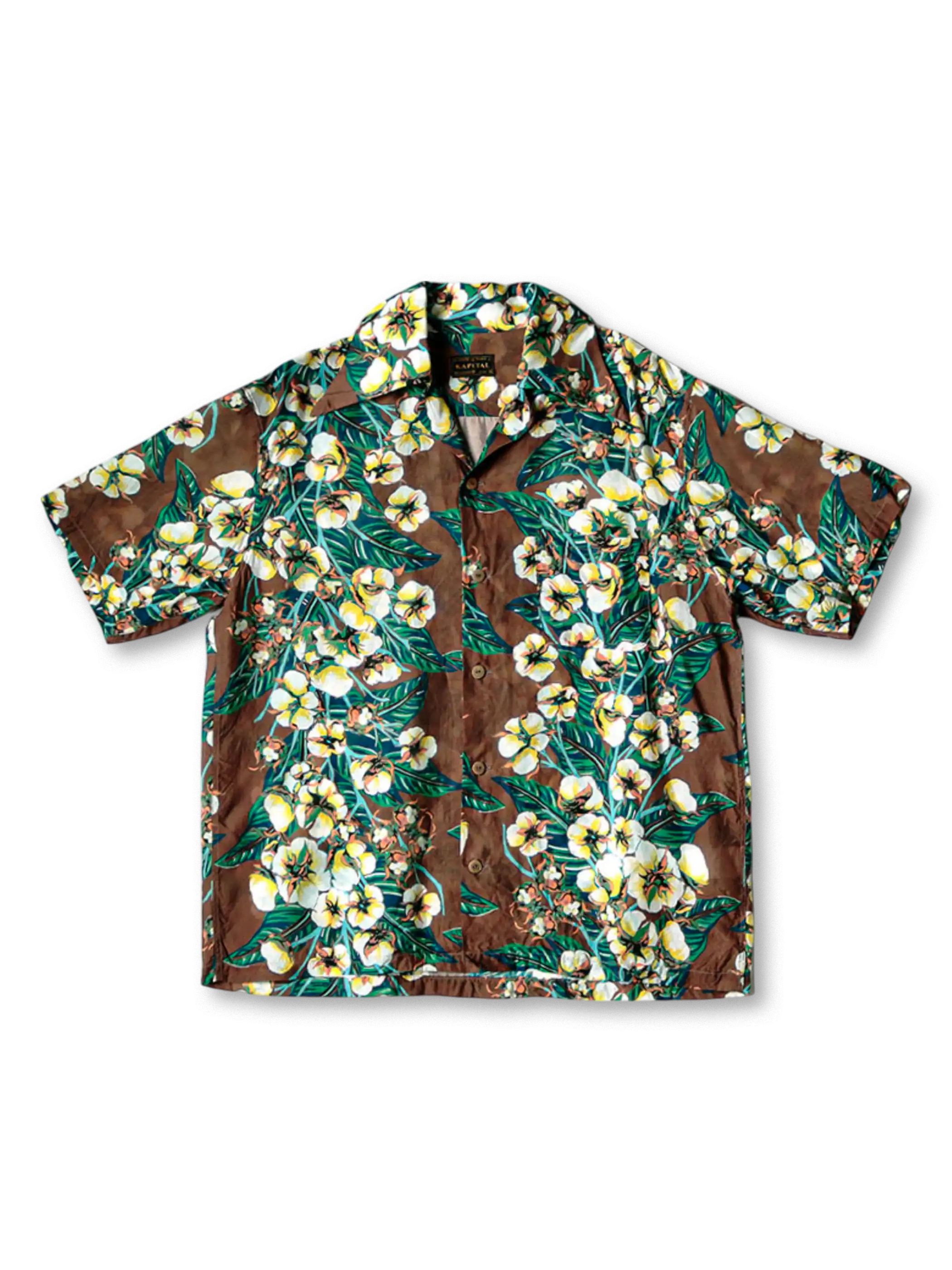 鮮やかなグリーンにピンクや紫の花柄が全面にプリントされたオープンカラーシャツ