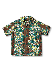 鮮やかなグリーンにピンクや紫の花柄が全面にプリントされたオープンカラーシャツ