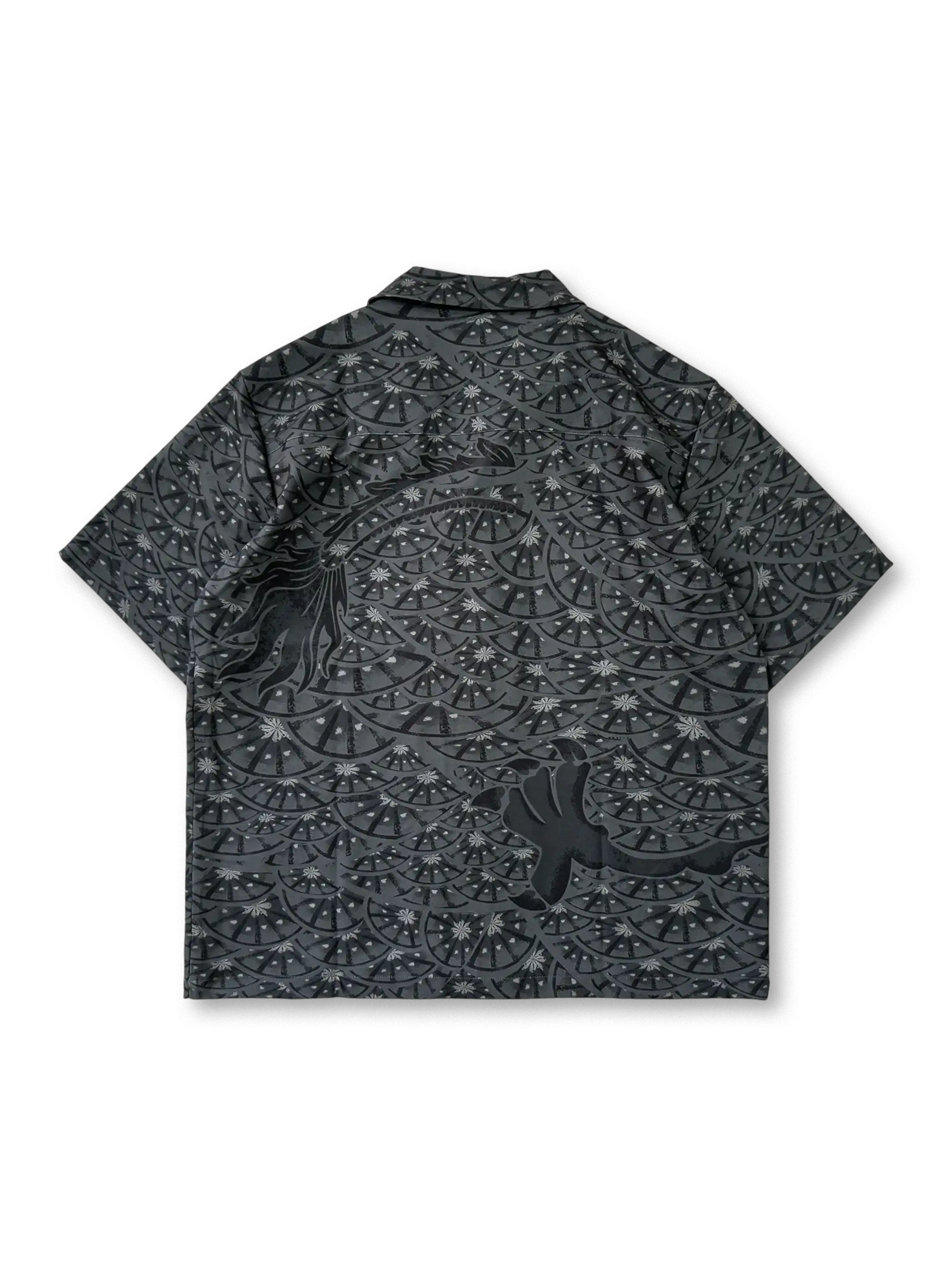 全面に龍のパターンが施された半袖のキューバシャツ
