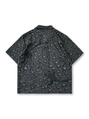 全面に龍のパターンが施された半袖のキューバシャツ