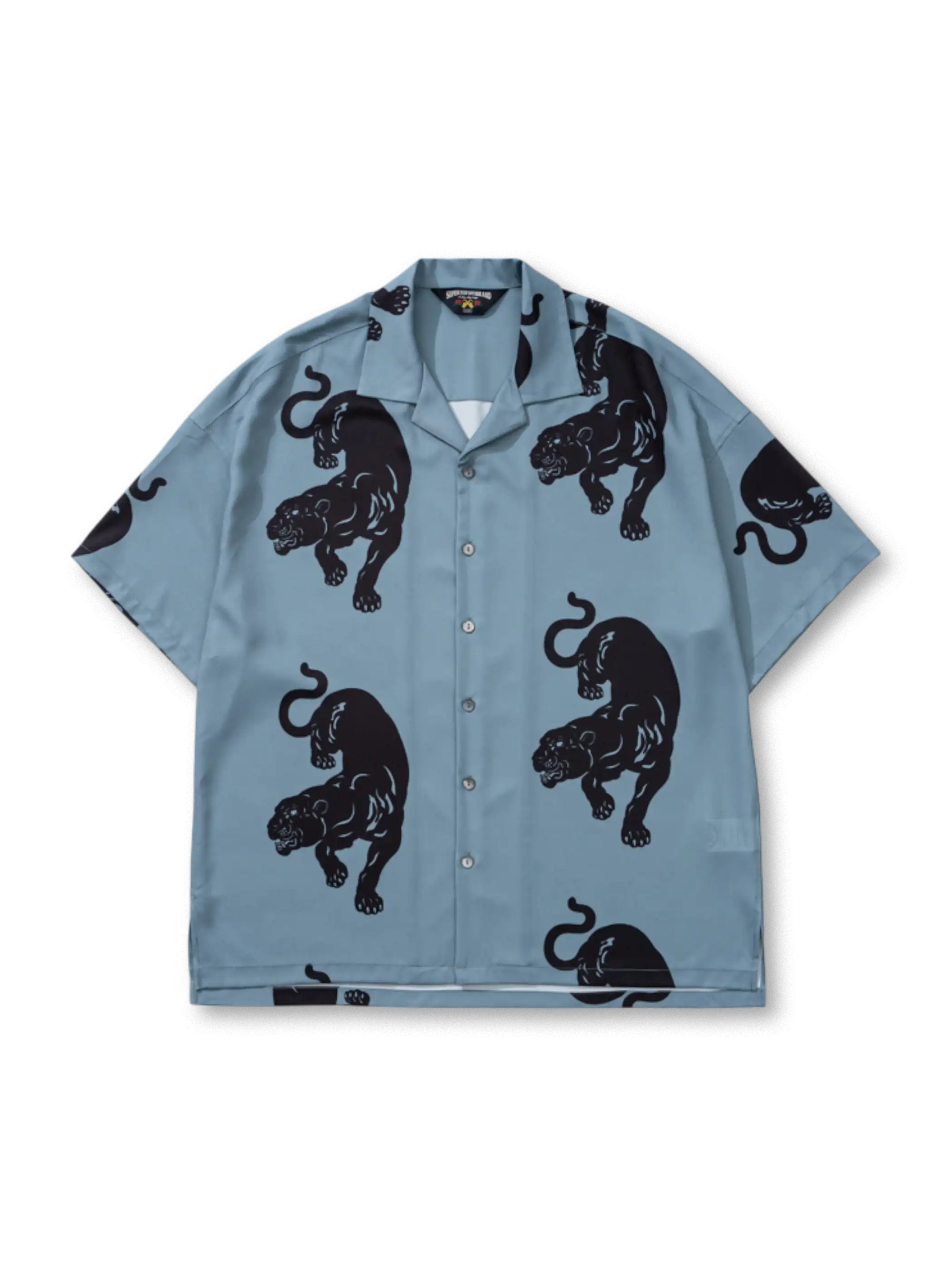 パンサー柄が大胆にプリントされた半袖アロハシャツ