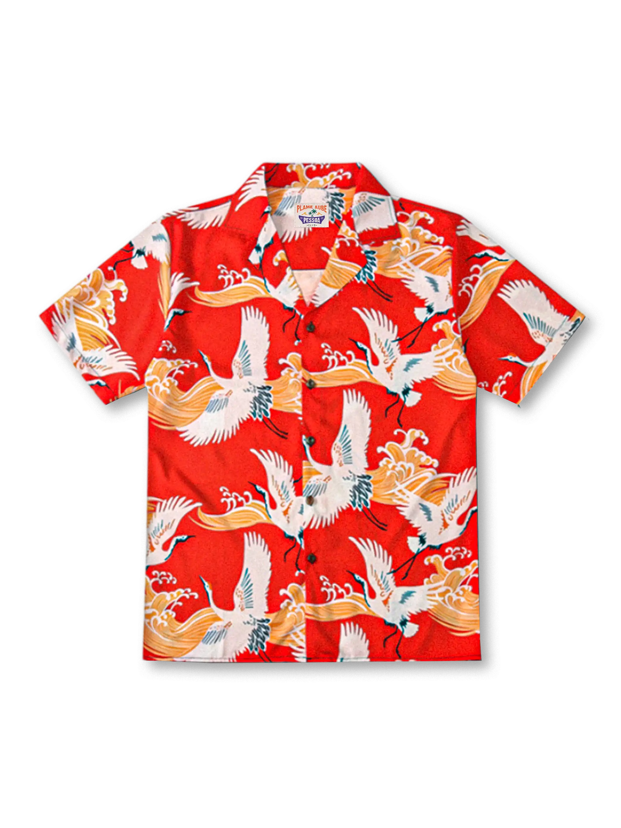 波間に舞う鶴の吉祥文様を配した赤地のアロハシャツ。滑らかなTENCEL®混紡素材、グリーンパイピングと天然ココナッツボタンが上品なアクセント。