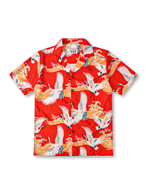 波間に舞う鶴の吉祥文様を配した赤地のアロハシャツ。滑らかなTENCEL®混紡素材、グリーンパイピングと天然ココナッツボタンが上品なアクセント。