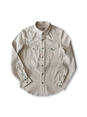 籾殻入り生成りジャカード生地とターコイズ調コンチョ風ボタンが特徴のウエスタンシャツ。