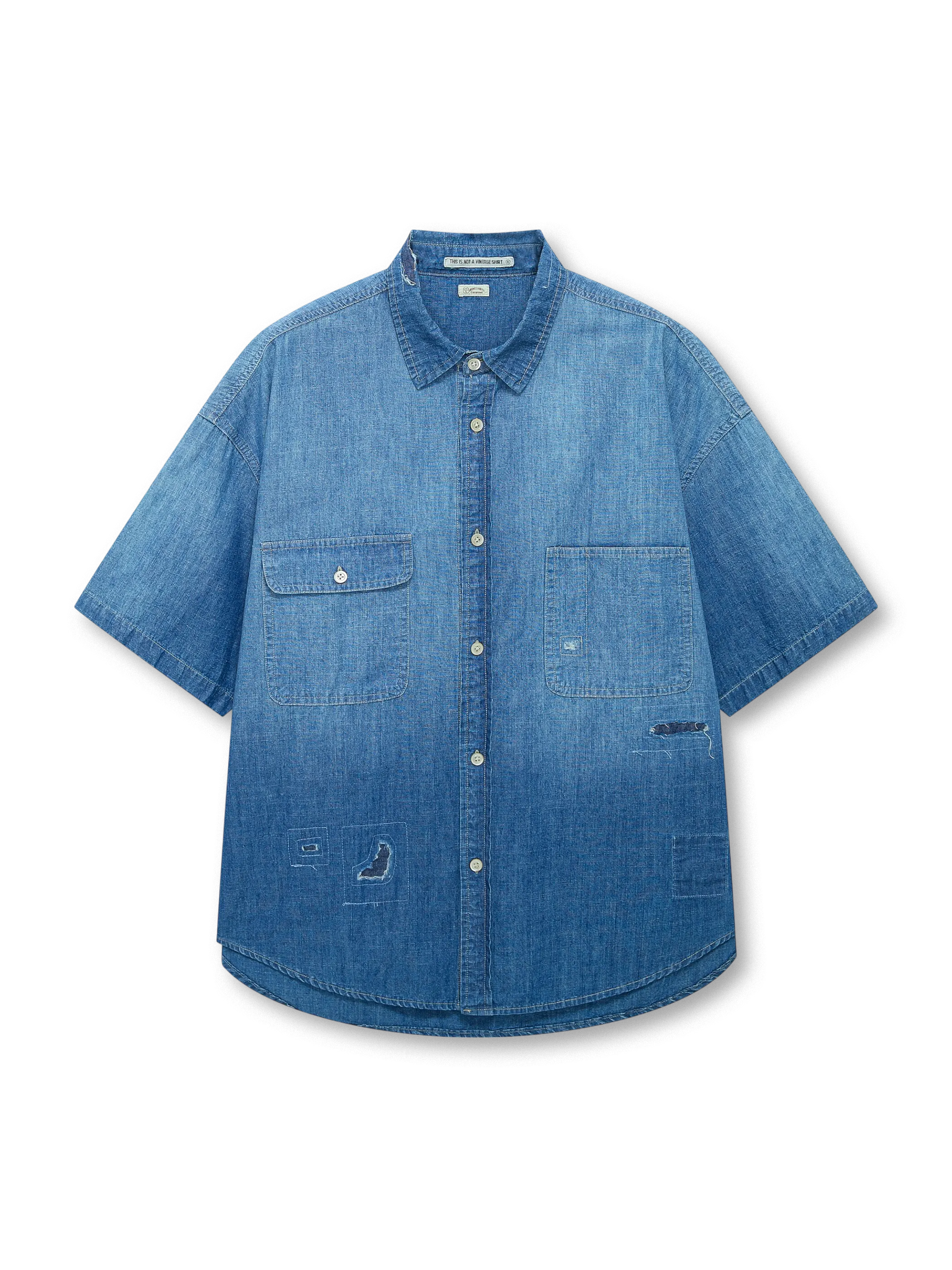 夏仕様のショートスリーブデニムシャツ。竹節糸の通気性ある生地と左右非対称の胸ポケットが特徴で、石磨き加工と再褪色でリアルなヴィンテージ感を演出。