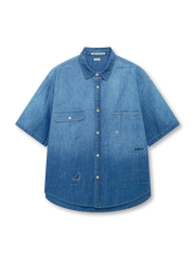 夏仕様のショートスリーブデニムシャツ。竹節糸の通気性ある生地と左右非対称の胸ポケットが特徴で、石磨き加工と再褪色でリアルなヴィンテージ感を演出。