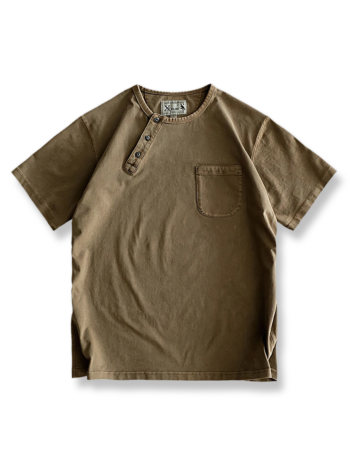 ヘビーコットン生地とヘンリーネック、胸ポケットが特徴の半袖Tシャツ