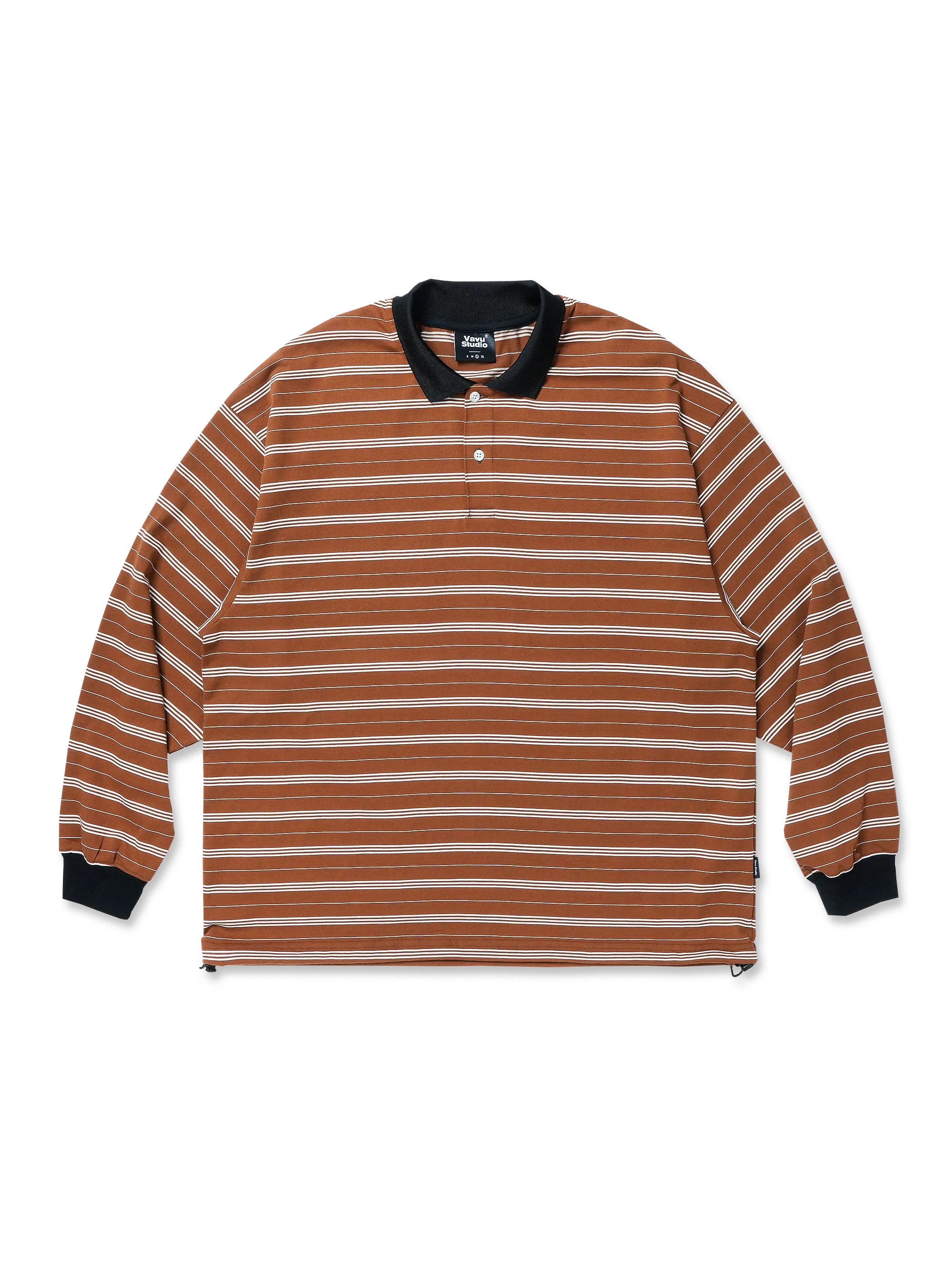 コットンとポリエステル混紡素材のストライプ長袖ポロシャツ。調節可能な裾ドローコードとゴム入り袖口で快適な着心地と防風性を実現。ヴィンテージスポーツスタイルをイメージしたデザイン。