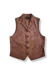 レンガ色のヘリンボーン柄と調節可能なウエストベルトが映えるベストの前面デザイン。