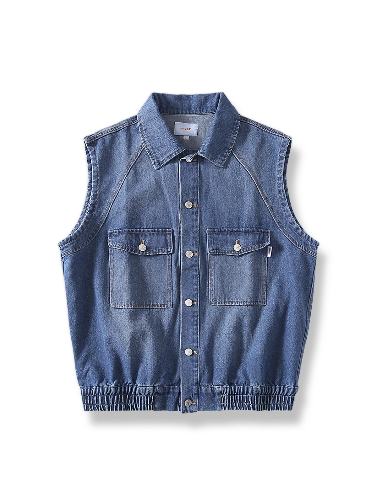 エイジングウォッシュ加工を施したデニムベストのクローズアップ写真