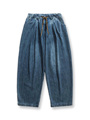 エイジングウォッシュ加工が施されたハーレムシルエットのデニムパンツ。