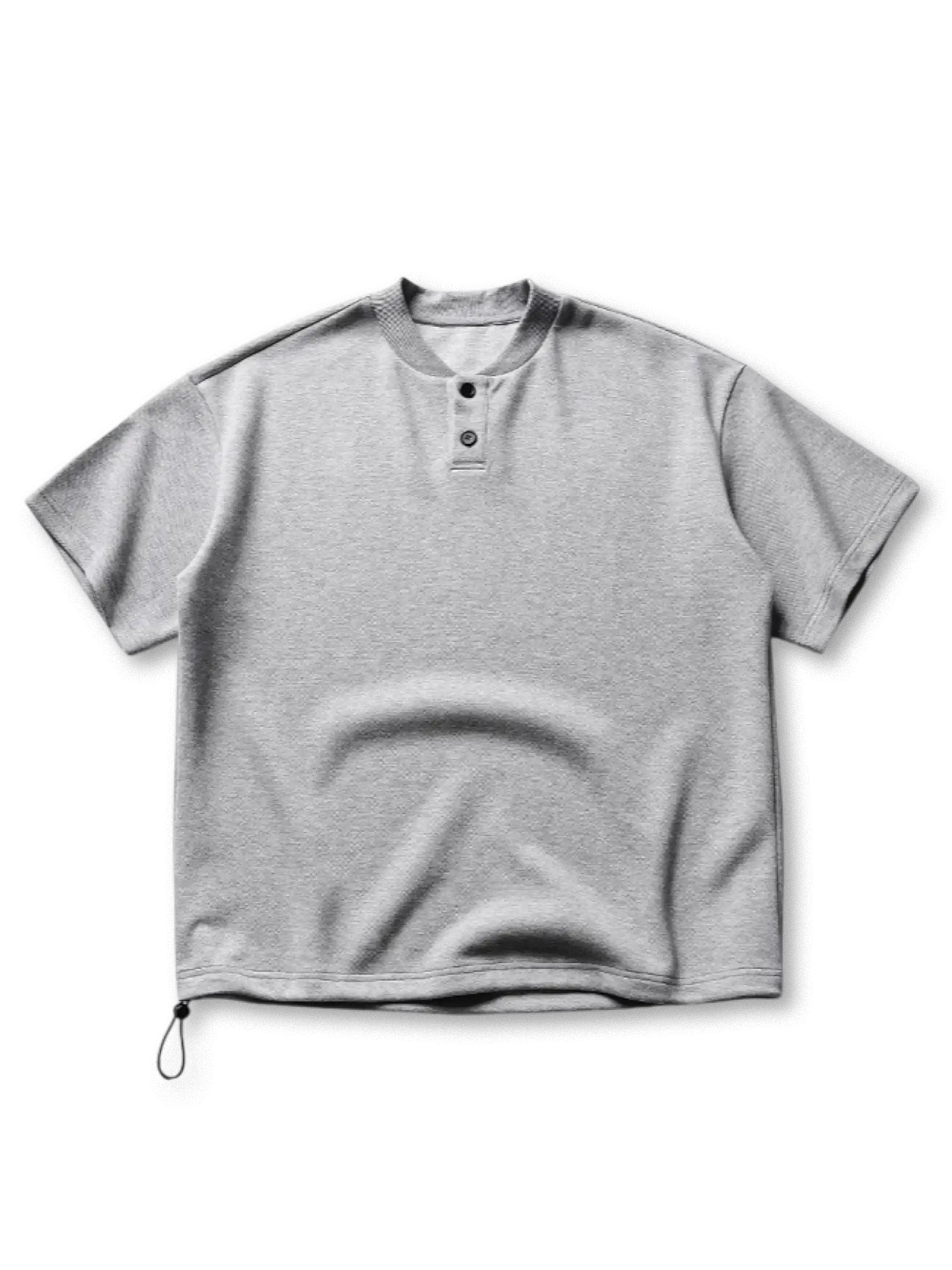 エアリーな生地とヘンリーネックが特徴のミニマルデザイン半袖Tシャツ