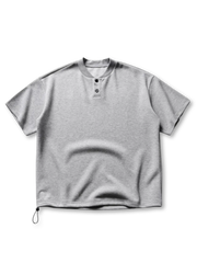 エアリーな生地とヘンリーネックが特徴のミニマルデザイン半袖Tシャツ