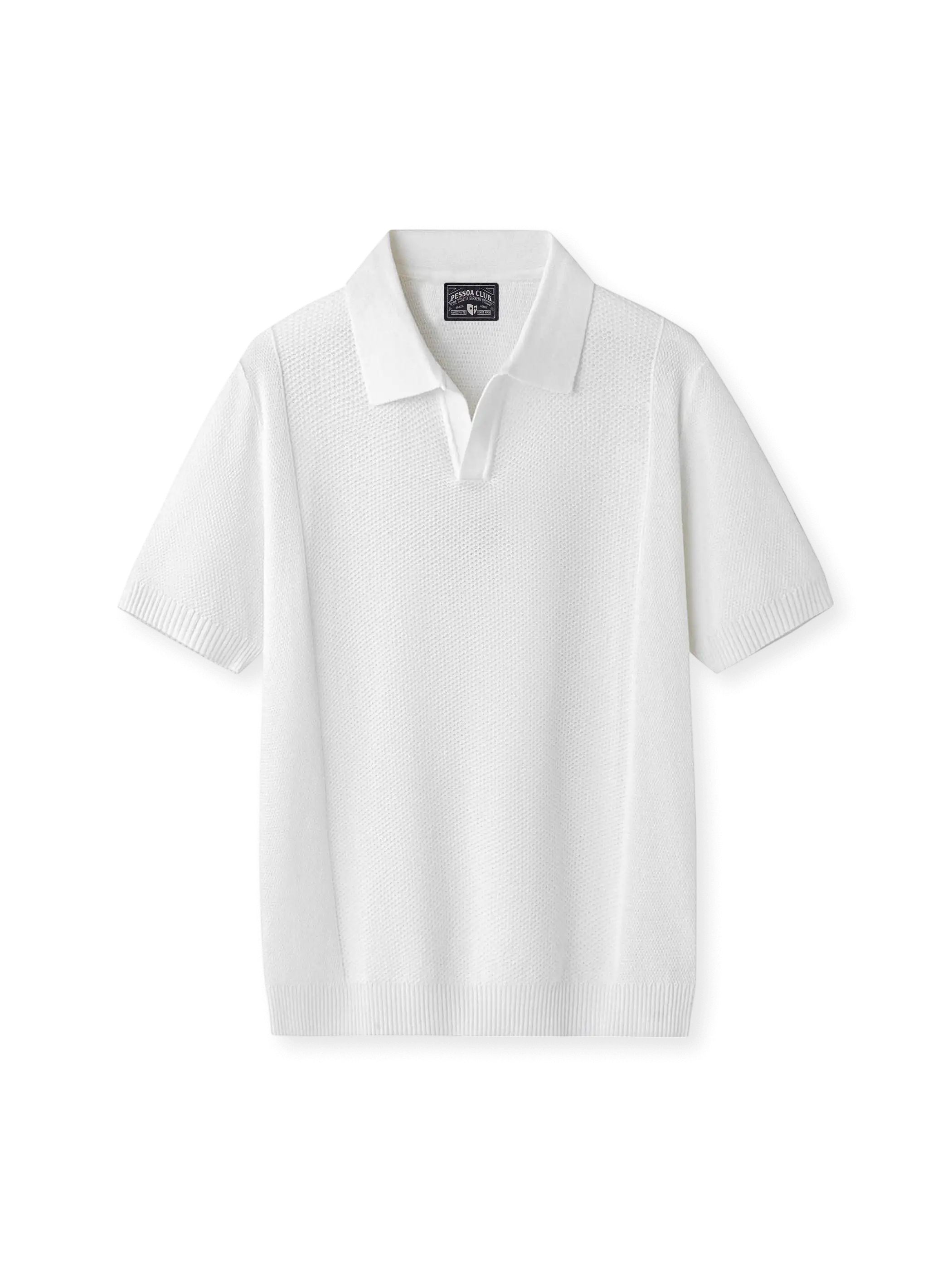 エアリーブリーズニットポロの全身ビュー、繊細なニットテクスチャーとリブ衿ディテールを強調。