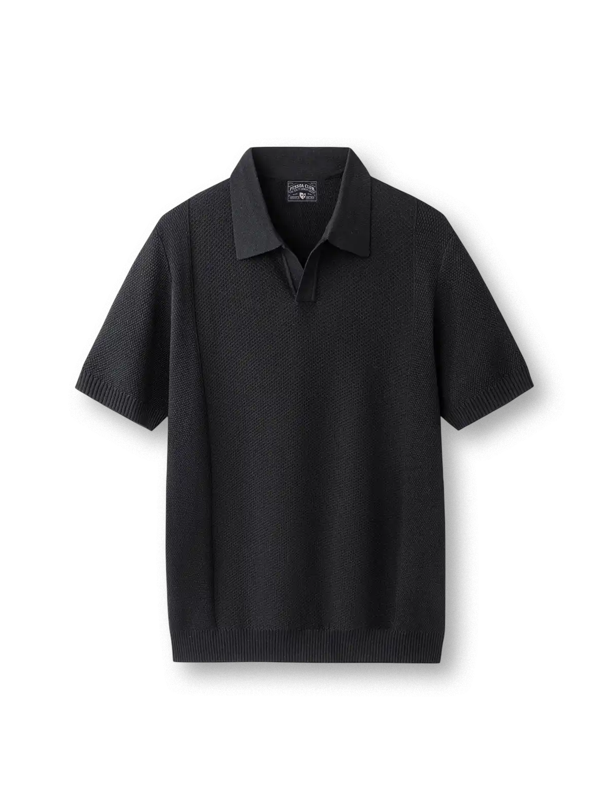 エアリーブリーズニットポロの全身ビュー、繊細なニットテクスチャーとリブ衿ディテールを強調。