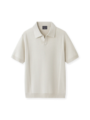 空気のような軽やかさと通気性が際立つニットポロシャツ