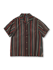 透かし編みジグザグストライプが映えるエアリ―オープンワークニットシャツの全体像。